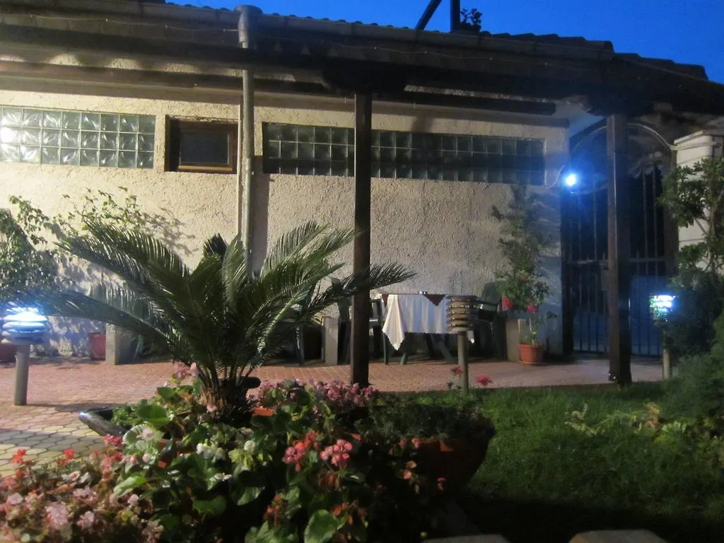 Guest House Delphini Warna