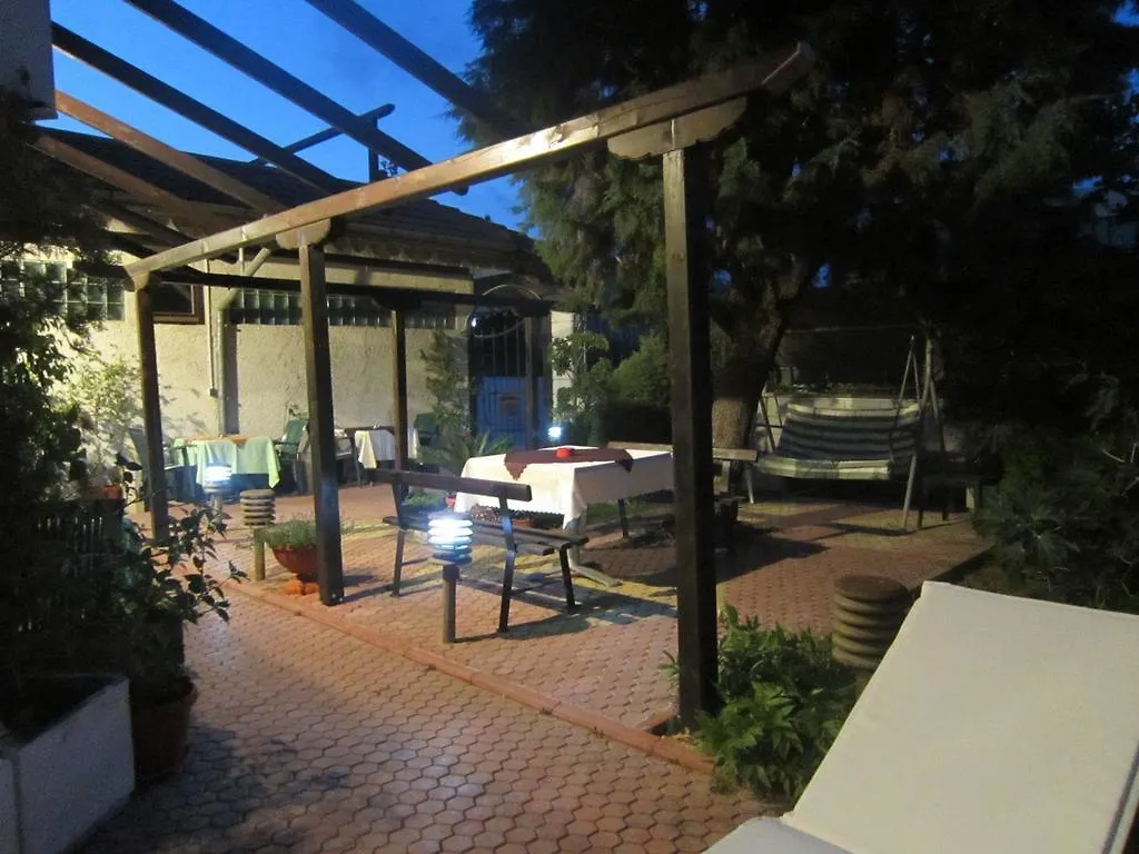Guest House Delphini Warna