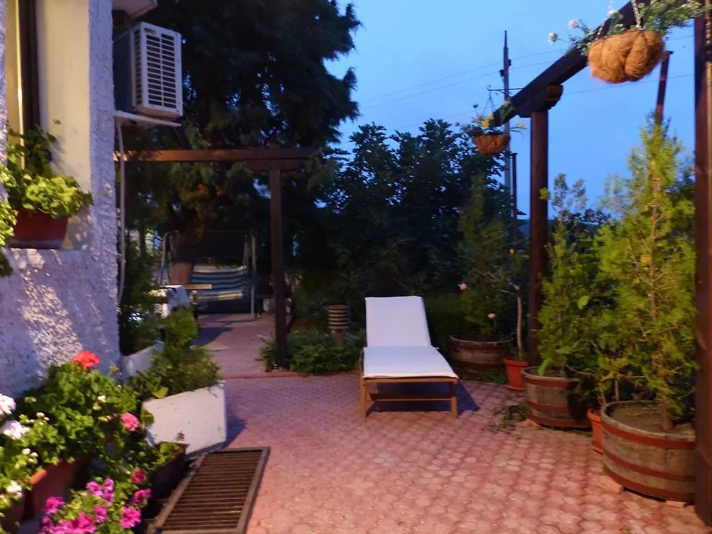 Guest House Delphini Warna