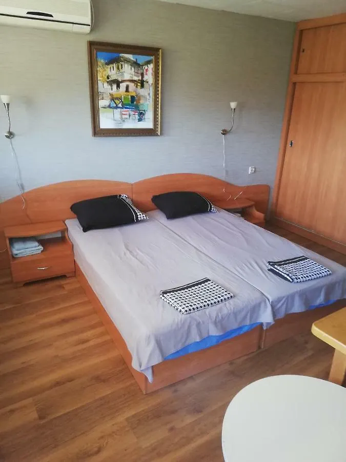 Guest House Delphini Warna 2*,