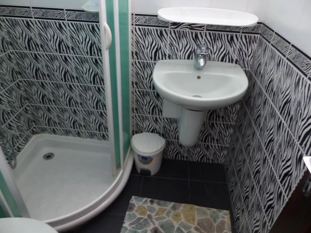 Guest House Delphini Warna 2*,